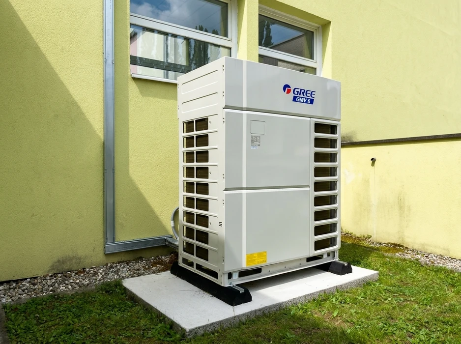 Unité extérieure de climatisation VRV/VRF installée sur dalle béton, fixée sur silent-blocs