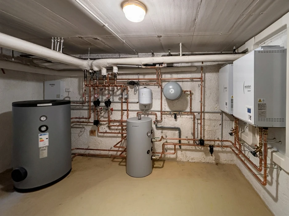 Chaufferie technique en sous-sol avec installation de pompes à chaleur Ecodan Mitsubishi