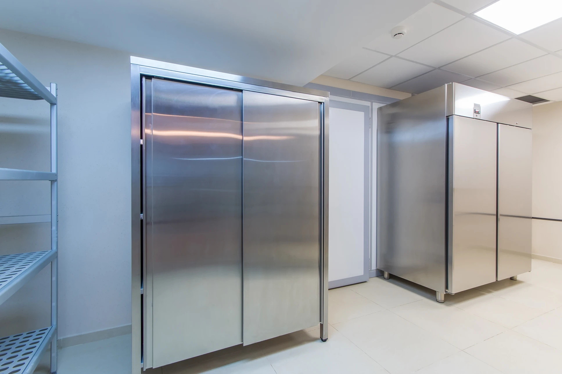 Un technicien en climatisation travaille à l'extérieur sur une unité de climatisation murale